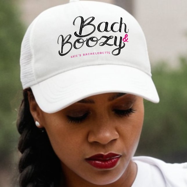 Boné Festa de Solteira Bach & Boozy Branca e Rosa (Bach & Boozy White & Pink Bachelorette Party Trucker Hat
)