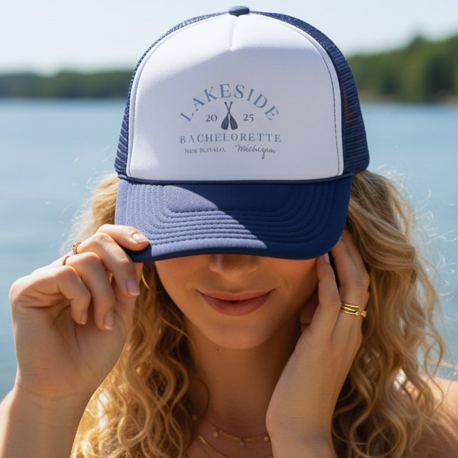 Boné Fim de Semana do Lago Clássico Bachelorette Girls (Coastal Lake Bachelorette Trucker Hat)