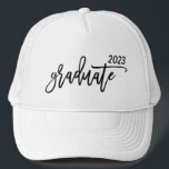 Boné Formando de Tipografia de Script de Pincel Moderno<br><div class="desc">Comemore a graduação com este design de tipografia do rolo de tendências "formando 2019". O ano de classificação pode ser alterado para qualquer ano. Faz uma boa escolha para formandos,  alunos e reuniões de classe para qualquer ano de formatura.</div>