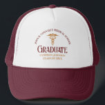 Boné Formando Dourado da Faculdade de Medicina Maroon P<br><div class="desc">Este marrom e o ouro personalizado de graduação em medicina que oferece a tipografia moderna para uma classe de formando de 2024. Personalize com o seu ano de graduação sob o caduceus para enfermeiro ou médico personalizado excelente,  mantendo-o para um médico de graduação.</div>
