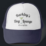 Boné Funny Personated Dog Lounge<br><div class="desc">Um design de diversão caprichosa especialmente para donos de cães, caminhoneiros de cães, veterinários, vestiários de cães e muito mais que pode ser personalizado com o nome do seu cão no lugar do nome de amostra mostrado na modelo de design. Apresenta um vidro martini e texto "Dog Lounge" e "É...</div>