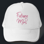 Boné Futuro chapéu de Trucker senhora cor de rosa<br><div class="desc">O design Future Mrs rosa brilhante é ótimo para chás de panela ou festas de despedida de solteira, festas de noivado e sessões de fotos. O sobrenome pode ser facilmente alterado. Letras Future Mrs disponíveis em 6 cores vibrantes e luxuosas para combinar com seu look e tema de cor da...</div>