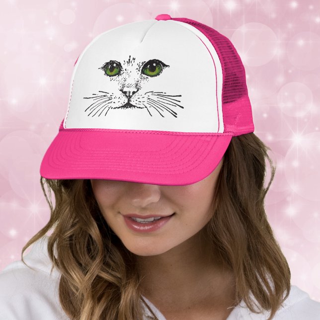Boné Gato de Olhos Verdes Rosto Bigodes (Black drawing of cat face with long whiskers and green eyes on ball cap.)
