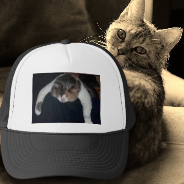 Boné Gato Dormindo no Pão. (Sleeping Cat on Shoulder Photo Cat Lover Trucker Hat)