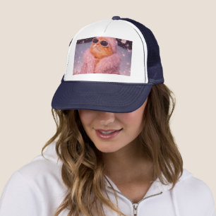 Boné Gato Glam Money com Casaco de Pele Rosa e Óculos d