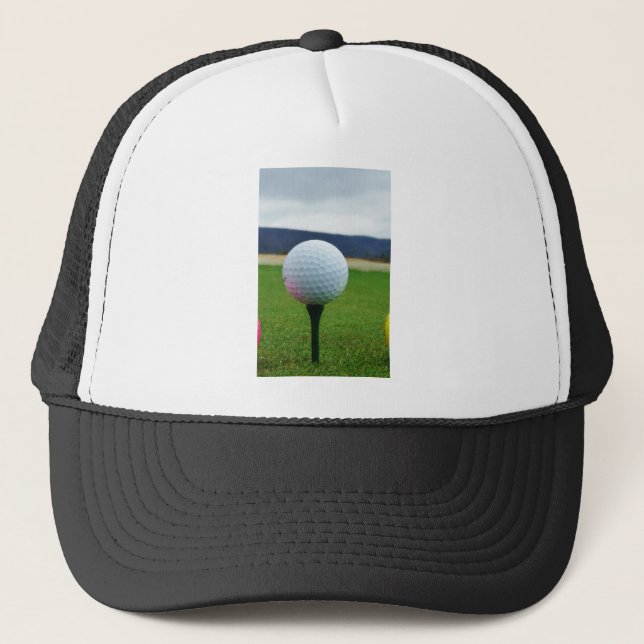 Boné Golf Ball em um campo de golfe na montanha (Frente)