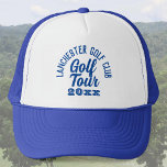Boné Golfistas Tour de Trucker Hat<br><div class="desc">Golfistas Tour Hat. Um chapéu para os golfistas em turnê. Chapéu de golfe com turnê de golfe e ano do tour. Texto azul.</div>