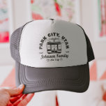 Boné Grupo de Correspondência de Esqui de Amigos Person<br><div class="desc">Crie memórias duradouras com nossa camisa de Esqui personalizada para famílias, amigos ou grupos. Personalize com seu nome de família ou detalhes de viagem de grupo para torná-lo exclusivamente seu. Ideal para entusiastas de esqui e lembranças de férias de inverno, é excelente para combinar roupas nas encostas ou como presente...</div>