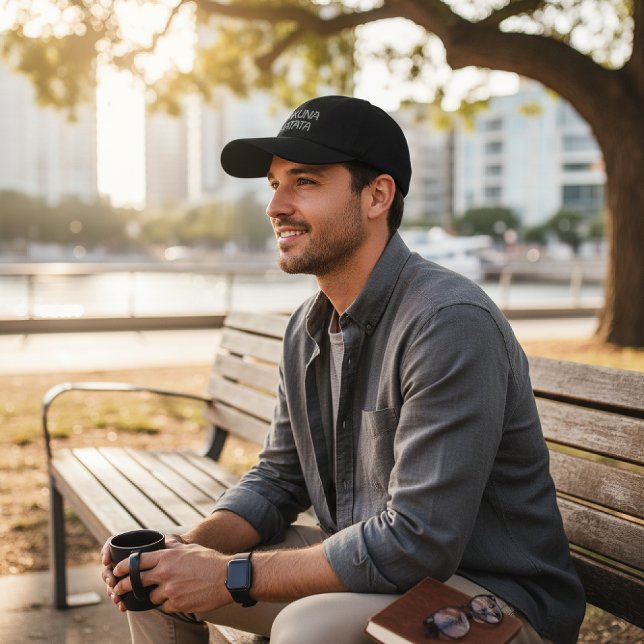 Boné Hakuna Matata: Silver Premium Headwear Achempong (Find your calm. Silver embroidered "Hakuna Matata" cap, perfect for mindful moments in the city.)