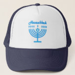 Boné Hanukkiah Happy Hanukkah Holiday Menorah<br><div class="desc">Símbolo Hanukkiah. Feliz Festa de Hanukkah Feriado Judeu Menorah Azul. Decoração de Feriado Judeu Chanukkah com o símbolo decorativo tradicional de Chanuka - Marinho Blue color hanukkiah menorah, candelabro com velas, estrela de David e ilustração azul neon brilhante. Festa de Chanucá das Luzes Decoração do Evento. Jerusalém, Israel. Acessórios >...</div>