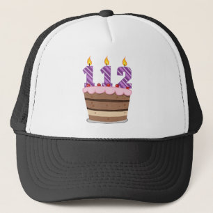 Boné Idade 112 no bolo de aniversário