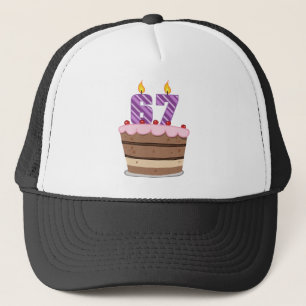 Boné Idade 67 no bolo de aniversário