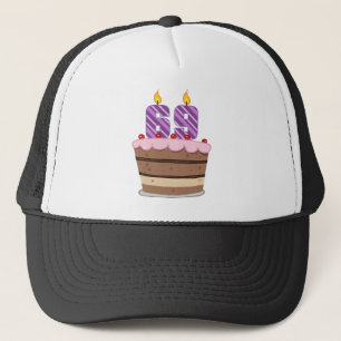 Boné Idade 69 no bolo de aniversário