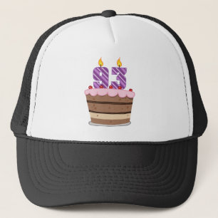 Boné Idade 93 no bolo de aniversário