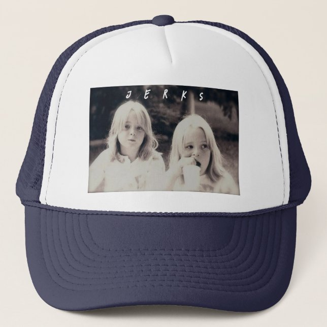 Boné Idiotas. Camiseta (Frente)