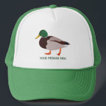 Boné Ilustração Realista de Pato Mallard Personalizada<br><div class="desc">Crie um presente personalizado perfeito para amantes de pássaros quando você adicionar seu nome ou sua própria mensagem personalizada a esse chapéu de caminhoneiros. Apresenta uma ilustração realista de um pato-real macho-real,  em verde e marrom,  com um nome ou outro texto para coordenar a inscrição verde.</div>