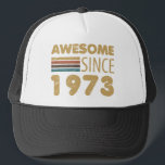 Boné Incrível desde 1973 50º aniversário<br><div class="desc">Um design de ano de nascimento com estilo de vintage legal com cores retrorativas e efeito aflitivo. Uma ideia de presente de aniversário de excelente ou de diversão na festa de aniversário. Personalize este design de aniversário personalizado adicionando seu próprio nome!</div>