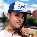 Boné Karma - O que acontece volta (v2)<br><div class="desc">Karma - O que acontece volta ao redor (v2) Trucker Hat. O design artístico exibe a palavra "KARMA" em dois círculos sem fim com "O QUE VAI POR AÍ" e "VOLTA POR AÍ" curvos para formar seções dos círculos. As duas cores podem ser alteradas para sua preferência desejada editando o...</div>