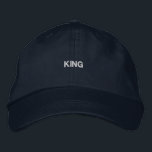 Boné KING designação personalizada qualidade de algodão<br><div class="desc">Faça uma declaração com este boné "Rei" marinho, oferecendo qualidade premium e um ajustado personalizável.</div>