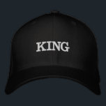 Boné King Fmit Hat<br><div class="desc">Agir como um rei e ser dono do dia. Lembre-se de tratar bem sua Rainha!</div>