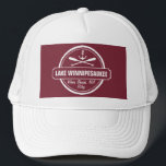 Boné Lago Winnipesaukee NH cidade personalizada, nome,<br><div class="desc">O lago Winnipesaukee, o design de âncora náutica de New Hampshire é personalizado com a sua cidade (como Moultonborough, Wolfeboro, Meredith, Alton, Gilford, Weirs Beach, etc.) e o seu nome (ou apagar). Este design de retrô, estilo vintage, apresenta um círculo branco, âncora, redemoinhos crocados e uma faixa em negrito que...</div>