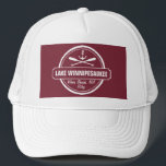 Boné Lago Winnipesaukee NH cidade personalizada, nome,<br><div class="desc">O lago Winnipesaukee, o design de âncora náutica de New Hampshire é personalizado com a sua cidade (como Moultonborough, Wolfeboro, Meredith, Alton, Gilford, Weirs Beach, etc.) e o seu nome (ou apagar). Este design de retrô, estilo vintage, apresenta um círculo branco, âncora, redemoinhos crocados e uma faixa em negrito que...</div>