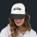 Boné Legal Na moda de tendências do nome da cidade para<br><div class="desc">Vire as cabeças com este chapéu de caminhoneiro de nome de cidade invertido! Legal e na moda, este design personalizado é perfeito para mostrar a sua vibração exclusiva. Personalize com texto para torná-lo totalmente seu! *Se o nome da sua cidade for maior que este e não apresentar ajustado, por favor...</div>
