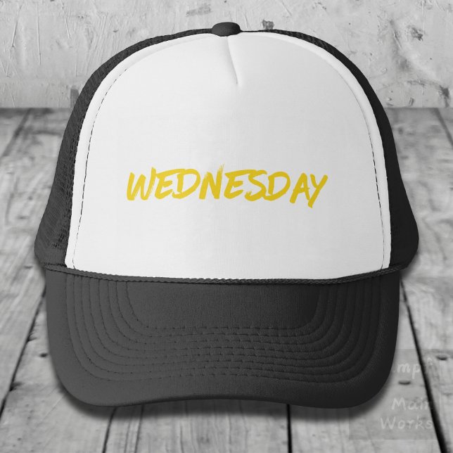 Boné Lettering Design ‘Wednesday’ in Yellow (Criador carregado)