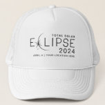 Boné Localização Personalizada do Eclipse Solar 2024 Co<br><div class="desc">Capture a magia celeste do eclipse solar total de 2024 com esse chapéu exclusivo de caminhoneiro personalizado. Comemorando o evento fascinante no dia 8 de abril, este chapéu se torna um eterno de admiração cósmica. Personalize-o com o local escolhido, garantindo uma lembrança exclusiva de onde você testemunhou este fenômeno extraordinário....</div>