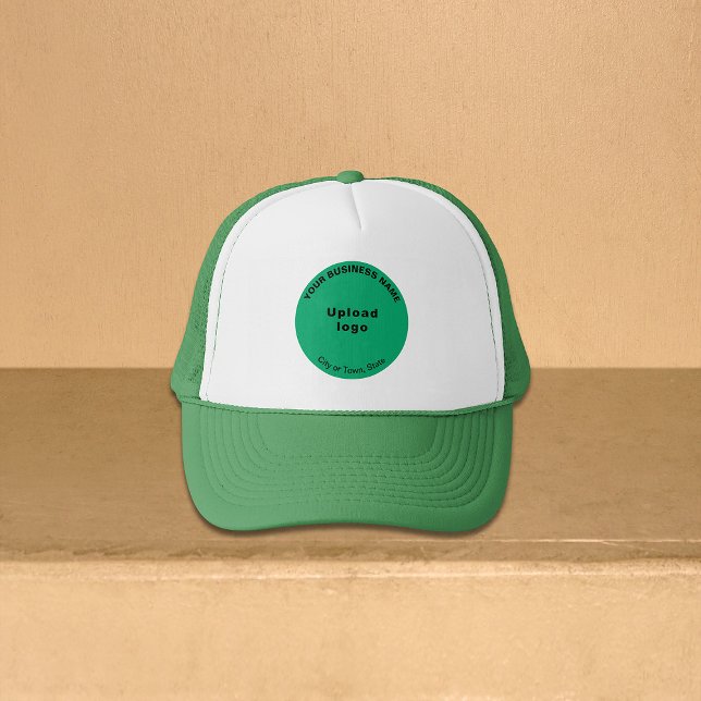 Boné Marca empresarial redonda em verde e branco (Round business brand on green and white trucker hat)