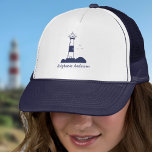Boné Marinho de farol azul<br><div class="desc">Um simples boné com uma ilustração de um farol e um nome personalizável em tons azuis marinhos! Pode ser um excelente presente para um marinheiro,  um armador ou um amante dos oceanos e das costas marítimas!</div>
