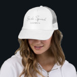 Boné Modelo minimalista moderna - Brigada de Bridesmaid<br><div class="desc">Esquadrão Bride Bridesmaid Bachelorette Script Text Name Modern Elegant Minimalist Modelo Womens White Trucker Hat / Boné.</div>