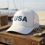 Boné Modern USA Typography Casual Everyday<br><div class="desc">Give your casual lineup a confident upgrade with this modern USA typography casual everyday trucker hat. Featuring bold, clean lettering and a breathable mesh back, it delivers classic trucker comfort with a contemporary edge. Ideal for road trips, outdoor events, and laid-back weekends, it blends statement style with easy, all-day wearability....</div>