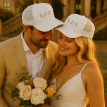 Boné Monograma de Casamento Minimalista Simples Dourado<br><div class="desc">Uma coleção minimalista de design de monograma de casamento de produtos com tipografia tradicional clássica em ouro com um fundo branco simples e limpo. O design perfeitamente personalizado para o seu dia especial!</div>