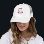 Boné Monograma de malhas de golfe cor-de-rosa encantado<br><div class="desc">Um charmoso carrinho de golfe único — rosa e verde — feito com gosto — pronto para correr o curso — hat — Este é um presente de excelente para todos os amantes de golfe — divertido / atraente / único. Personalize-o com as suas iniciais/monograma. Se você tiver alguma pergunta...</div>