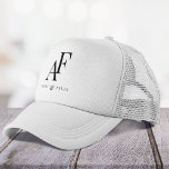 Boné Monograma Elegante Simples Minimalista<br><div class="desc">Um simples chapéu de monograma de casamento com a tipografia tradicional clássica em preto num estilo elegante. O texto pode ser facilmente personalizado com seus nomes para o design perfeitamente personalizado!</div>
