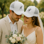 Boné Monograma Elegante Simples Minimalista<br><div class="desc">Um simples chapéu de monograma de casamento com a tipografia tradicional clássica em preto num estilo elegante. O texto pode ser facilmente personalizado com seus nomes para o design perfeitamente personalizado!</div>