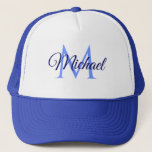 Boné Monogramas Nome da Letra Inicial Modelo Unisex<br><div class="desc">Letra Inicial Monogramada Modelo Unisex Elegante Trendy White E Royal Blue Trucker Hat.</div>