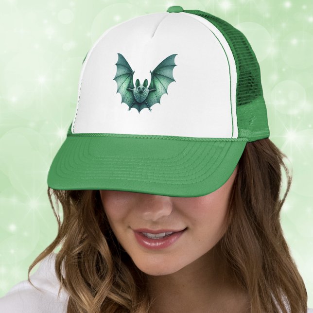 Boné Morcego Verde Voador Asa Espalhada Corpo Peludo (Spooky green bat furry body wings spread in flight on ball cap hat.)