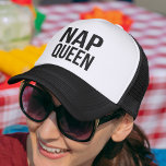 Boné Nap Queen<br><div class="desc">Ei,  garota preguiçosa. Mostre o seu amor pelo médio-dia esnooze com este design. Traficante preto-e-branco que apresenta uma peça em "Trap Queen" com "Nap Queen" em texto preto limpo.</div>