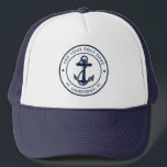Boné Navegação de Nome de Embarcação Personalizada de A<br><div class="desc">Adicione o nome do barco e encaixe clicando no botão "Personalizar" acima. Coloque a vela em estilo com o nosso chapéu personalizado de temas náuticos, o companheiro máximo para as vossas aventuras marítimas. Este caminhoneiro que ostenta um design bonitinho inspirado pelas maravilhas do oceano, apresentando modos marítimos clássicos como âncora...</div>