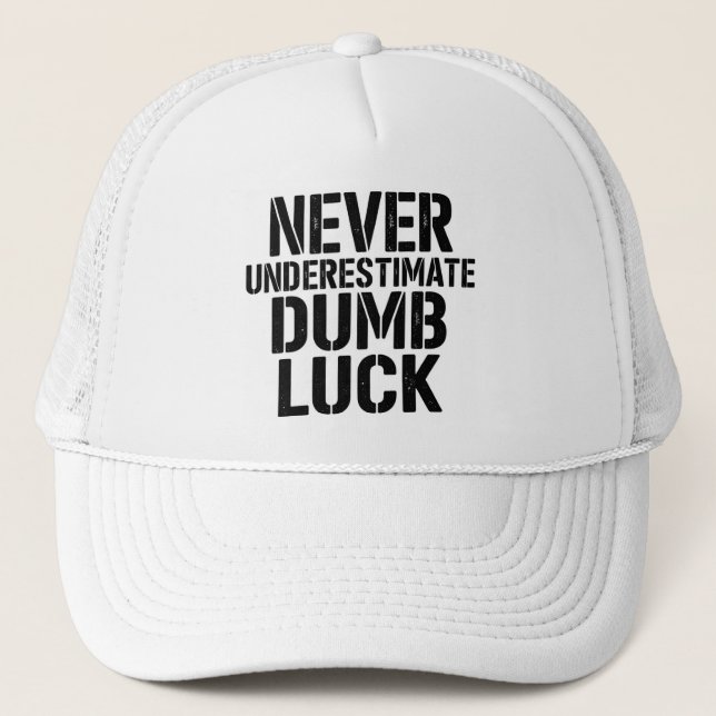 Boné "Never Underestimate Dumb Luck" Saying (Frente)