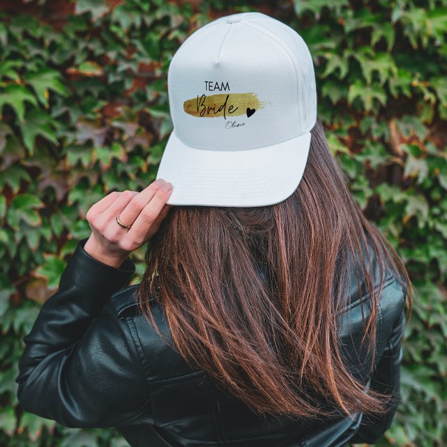 Boné Noiva da Equipe Moderno Chic Personalizado Dourado (Gold & Black Modern Chic Team Bride Personalized Trucker Hat)