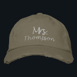 Boné Noiva Futuro Personalizado Senhora Sra. Roscrito S<br><div class="desc">Celebre a futura noiva com este boné de beisebol bordado personalizado, apresentando "Sra." em rosa. Este acessório elegante e divertido é perfeito para chás de noiva, despedidas de solteira ou como um presente atencioso para a noiva. O design personalizado adiciona um toque pessoal, tornando-o um souvenir memorável que ela irá...</div>