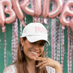 Boné Noiva Trucker Hat | Nome da Sra. Futuro Personaliz<br><div class="desc">Celebrar a noiva a ser com este chapéu de camionista de noiva personalizado, chic e na moda, com a letra "BRIDE" cor-de-rosa-azul e elegante cursivo "futura Sra. Texto [Nome]". Perfeito para festas de solteira, chás de panela, preparação de dia de casamento, ou como um presente de noivado atencioso! Leve, respirável...</div>