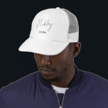 Boné Nome de Script de Hubby Minimalista<br><div class="desc">Nome de Script de Hubby Minimalista. Um item de excelente a adicionar à caixa de presentes pré-casamento da noiva para o seu futuro marido. Personalize facilmente com seu nome.</div>