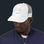 Boné Nome de Script de Hubby Minimalista<br><div class="desc">Nome de Script de Hubby Minimalista. Um item de excelente a adicionar à caixa de presentes pré-casamento da noiva para o seu futuro marido. Personalize facilmente com seu nome.</div>