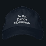 Boné Novo Sobrenome personalizado novo Pai novo Pai<br><div class="desc">Surpreenda o novo papai (ou o pai a ser) com este boné legal no estilo baseball que apresenta um design de texto que diz "O Novo Pai Morrison" (insira o sobrenome personalizado). A figura acima é um texto branco em um boné azul marinho, mas você pode facilmente mudar as cores...</div>