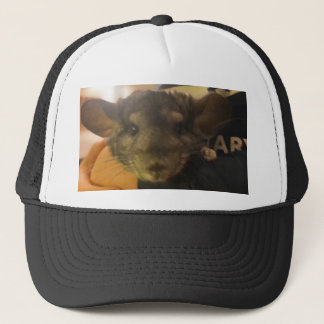 Boné o chapéu do queixo