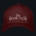 Boné O clube do livro Hat<br><div class="desc">Preencha seu olhar de livraria com o Chapéu do Clube do Livro! Este na moda e versátil chapéu é o acessório perfeito para qualquer amante de livros, adicionando um toque de encanto literário às suas roupas do dia a dia. Projetado com o "Clube do Livro" bordado na frente, nosso chapéu...</div>